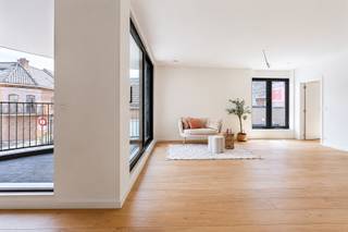 Ontdek dit stijlvolle nieuwbouwappartement op de 1ste verdieping van een kleinschalig appartementsgebouw (met lift). Dankzij de hoogwaardige afwerking, doordachte indeling en energiezuinige technieken geniet je hier van optimaal wooncomfort.<br /><br />Bij het binnenkomen word je verwelkomd in de volledig uitgeruste open leefkeuken met aansluitende berging en de lichtrijke leefruimte met grote raampartijen. Vanuit zowel de leefruimte als de keuken heb je toegang tot het aangename hoekterras, waar je geniet van een mooi uitzicht op de kerk van Kallo. Verder beschikt het appartement over 2 ruime slaapkamers, een stijlvolle badkamer met inloopdouche en wastafel en een apart gastentoilet.<br /><br />Daarnaast is er een gemeenschappelijke fietsenberging en afvalberging voorzien voor extra comfort. Een garage kan optioneel aangekocht worden voor € 35.000.<br /><br />De ligging is een absolute troef: het appartement bevindt zich in het centrum Kallo, op slechts enkele minuten van de haven en met een vlotte verbinding naar de E34. Hierdoor geniet je van een uitstekende bereikbaarheid, zowel richting Antwerpen als Gent.<br /><br />Met een verwacht E-peil van ongeveer E30 is dit appartement uitgerust met de nieuwste energiezuinige technieken. Zo geniet je van een laag energieverbruik, een hoog wooncomfort en aantrekkelijke fiscale voordelen. Bovendien bestaat, mits voldaan aan de wettelijke voorwaarden, de mogelijkheid om aan te kopen aan het verlaagde btw-tarief van 6%.<br /><br />Wij leiden je graag rond.