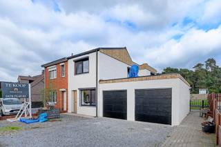 <p><b>Te Koop: Grondig gerenoveerde woning met dubbele garage, veranda en tuin</b></p>
<p>Ben je op zoek naar een woning waar de zware renovatiewerken al achter de rug zijn? Deze eigendom combineert een strakke, eigentijdse afwerking met een zorgeloze toekomst.</p>
<p><b>Troeven &amp; indeling:</b></p>
<ul>
<li>
<p><b>Gelijkvloers:</b> Ruime leefruimte die overloopt in de eetplaats. Open keuken met eiland en de modernste apparatuur. Handige berg/wasplaats en een prachtige badkamer met dubbele lavabo en inloopdouche.</p>
</li>
<li>
<p><b>Slaapkamers:</b> De bovenverdieping telt 2 comfortabele slaapkamers, met optie tot het creëren van een <b>3e slaapkamer</b>.</p>
</li>
<li>
<p><b>Technisch vernieuwd:</b> Nieuwe sanitaire leidingen, elektriciteit en vloeren. Hellend dak (22 cm isolatie), plat dak, nagenoeg alle ramen én sectionale garagepoorten zijn gloednieuw.</p>
</li>
<li>
<p><b>Buiten:</b> Fijne veranda, gezellig terras en leuke tuin. Inclusief <b>dubbele garage</b>.</p>
</li>
</ul>
<p><b>Energie &amp; EPC:</b> De woning heeft momenteel EPC-label F door de stookolieverwarming en de niet-geïsoleerde veranda met plexi dak. Het is aangeraden te schakelen naar een hoogrendementsketel of warmtepomp met zonnepanelen. Hiermee transformeer je het label binnen de 6 jaar naar een gunstig EPC.</p>
<p><b>Interesse?</b> Plan je bezoek in en bel ons op <b>0478/75 69 85</b> of mail naar <b>sylvio@immocente.be</b>!</p>