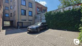 <p><span>Ruime autostaanplaats te koop op een afgesloten parkeerterrein. De autostaanplaats wordt afgeschermd door een automatische poort die met afstandsbediening kan geopend worden.</span></p><p><span> </span></p><p><span>Interessant voor zowel eigen gebruik als investering! Contacteer ons voor meer info.</span></p>