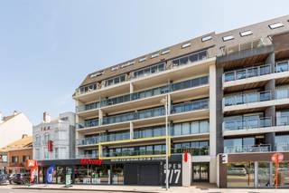 <h1><span>Te koop Luxueus 2-slaapkamerappartement met zonneterras, EPC A en optionele garage op toplocatie in Bredene</span></h1><p><span>Een absolute topper!</span><span> Dit instapklare en luxueus afgewerkte appartement op de </span><span>1ste verdieping</span><span> van een stijlvolle residentie met lift geniet van een uitzonderlijke ligging in de </span><span>Kapelstraat 57 te Bredene</span><span>. Gelegen in het bruisende centrum, vlak bij winkels en de tramhalte, en op slechts </span><span>100 meter van het strand en de zee</span><span>, biedt dit pand het beste van wonen aan de kust.</span></p><p><span>Bij het betreden van het appartement komt u in de inkomhal met apart gastentoilet. De </span><span>ruime en lichtrijke woonkamer</span><span> sluit naadloos aan op de </span><span>luxueus ingerichte open keuken</span><span>, ideaal voor wie houdt van comfort en gezelligheid. Verder beschikt het appartement over </span><span>twee volwaardige slaapkamers</span><span>, een stijlvolle badkamer met douche en lavabomeubel en een praktische berging.</span></p><p><span>Een absolute blikvanger is het </span><span>royale terras</span><span>, bereikbaar vanuit zowel de woonkamer als de slaapkamers. U geniet hier volop van de </span><span>late namiddag- en avondzon</span><span>, terwijl het </span><span>open, vrije zicht op de prachtige Bredense duinenrij</span><span> zorgt voor een uniek gevoel van ruimte.</span></p><p><span>Extra troef is de </span><span>mogelijkheid om een ruime garagebox in de kelderverdieping aan te kopen</span><span>.</span></p><h3><span>Belangrijkste troeven:</span></h3><ul><li><span>EPC-label A: energiezuinig en toekomstgericht</span><span> </span></li><li><span>Elektrische installatie volledig conform de huidige regelgeving</span><span> </span></li><li><span>Luxueuze residentie met lift </span></li><li><span>Gelegen op de 1ste verdieping </span></li><li><span>Ruime leefruimte met kwalitatieve open keuken </span></li><li><span>2 volwaardige slaapkamers </span></li><li><span>Badkamer met douche en lavabomeubel </span></li><li><span>Apart gastentoilet en handige berging </span></li><li><span>Bijzonder groot terras met late namiddag- en avondzon </span></li><li><span>Prachtig open uitzicht op de Bredense duinen </span></li><li><span>Mogelijkheid tot aankoop van een ruime garagebox </span></li><li><span>In het centrum, vlak bij winkels en tramhalte </span></li><li><span>Slechts 100 meter van strand en zee </span></li><li><span>Ideaal als vaste woonst, tweede verblijf of zorgeloze investering </span></li></ul><p><span>Een zeldzame opportuniteit op een absolute topligging in Bredene! Combineer luxe, energiezuinigheid en een uitstekende ligging in één uniek appartement. Plan vandaag nog uw bezoek en laat u overtuigen.</span></p>