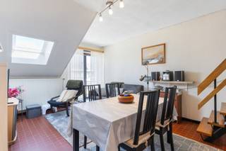 <strong>De Haan: goed onderhouden appartement met 1 volwaardige slaapkamer én zolderruimte te koop in De Haan - Vosseslag.</strong><br /><br />In de kleinschalige residentie &quot;Mispelburg&quot; bevindt zich dit goed onderhouden appartement met 1 volwaardige slaapkamer. Het appartement is gelegen op een uitstekende locatie in de Vosseslag, op wandelafstand van het strand en vlakbij allerlei commerciële voorzieningen. Hoewel dit appartement wat opfrissing vraagt, biedt het een zeer mooie basis om naar eigen smaak in te richten. Daarnaast is dit appartement ideaal om aan te kopen als tweede verblijf of als investeringspand.<br /><br /><strong>Indeling: </strong><br />Inkomhal met een apart toilet, lichtrijke leefruimte met een zit- en eetplaats, open keuken, zolderruimte die bereikbaar is via een vaste trap, 2 aparte bergruimtes, badkamer met een ligbad en wastafel, zeer ruime slaapkamer, aangenaam en zonnig terras.<br /><br /><strong>Troeven</strong>:
<ul><li>Een ideale aankoop als tweede verblijf of als investering.</li><li>Rustige ligging nabij het strand en commerciële voorzieningen.</li><li>Vlotte bereikbaarheid met de wagen en het openbaar vervoer.</li><li>Kleinschalig appartementsgebouw met lage algemene kosten.</li></ul>
Meer informatie? Contacteer Thomas op +32 479 56 10 66