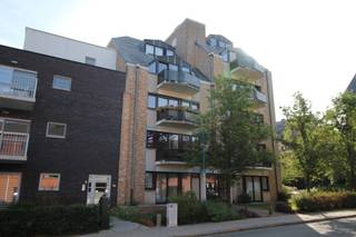 Dit appartement combineert een ruime, lichtvolle leefruimte met een open, praktische keuken. Verder zijn er twee slaapkamers, een badkamer en...