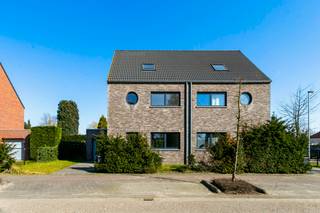 Recente half open bebouwing met garage in Gooreind.Indeling:Gelijkvloers: Inkomhal, toilet, woonkamer, open keuken, wasplaats, garage.Verdieping:...