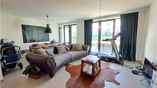 Prachtig recent 1-slaapkamerappartement met ruim  TERRAS centraal gelegen in Sint-Michiels op wandelafstand van openbaar vervoer, winkels en vlakbij de E40 en E403. Een instapklare woongelegenheid met een kwalitatieve en eigentijdse afwerking en inrichting.     **    **  Omvat een inkom,  lichtrijke woonkamer, ingerichte keuken, berging met voorziening wasmachine, 1 slaapkamer, badkamer met inloopdouche en dubbele wastafel, afzonderlijk toilet, ruim terras, kelderberging en een ondergrondse autostandplaats.  **  Kosten : + 80 euro / maand  voorschot syndic en algemene delen.  **  #leukwonen #sintmichiels #brugge   **    **  Beschikbaar  1 oktober 2026
