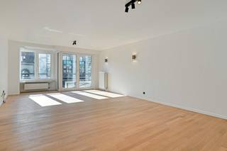 Klassevol appartement met 2 slaapkamers, 2 badkamers en terras in het hart van de stad. <br />Zonnige lichtrijke ruimtes en volumineuze living. <br /><br />Indeling :<br />- Riante inkomhal met gastentoilet<br />- Ruime lichtrijke leefruimte <br />- Uitgeruste keuken met praktische bergruimte<br />- Slaapkamer 1 <br />- Slaapkamer 2 met ensuite douchekamer<br />- Aparte badkamer met bad, dubbele lavabo en toilet <br />- Terras<br /><br />Extra troeven:<br />- Centraal gelegen in hartje Kortrijk<br />- Gunstig EPC B<br />- Volledig instapklaar! <br /><br />Meer info of interesse in een bezoek? <br />Contacteer Sarah - 0493 25 46 80 - sarah.hanson@dewaele.com<br /><br />Bestuursmaatregelen in het maatregelenregister: nee<br /><br />Deze AI-visualisaties zijn bedoeld als inspiratie. Er werd geen rekening gehouden met technische specificaties, stedenbouwkundige voorschriften of de concrete mogelijkheden tot realisatie.