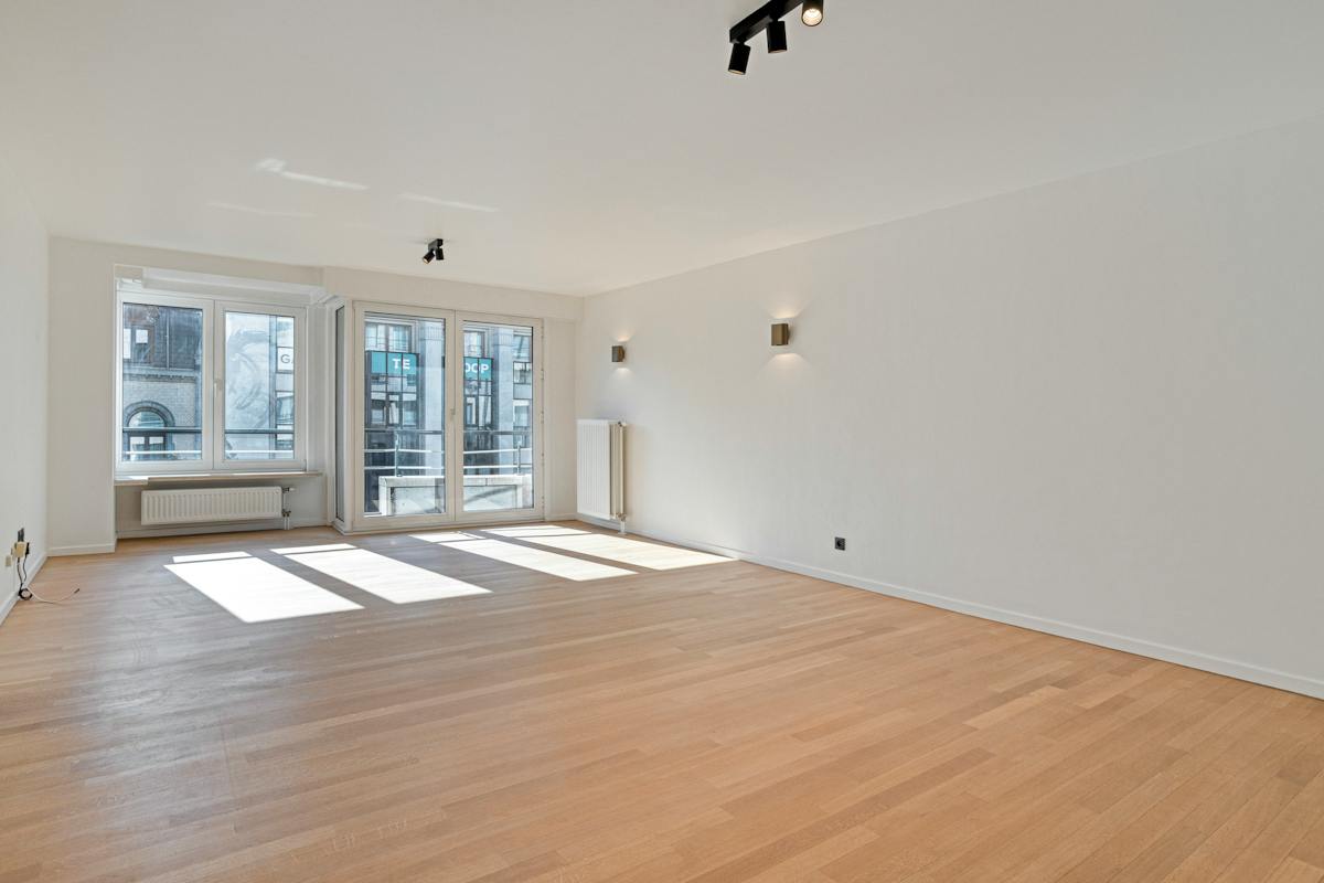 Appartement (97m²) te koop aan de Grote Markt in Kortrijk. - foto 2