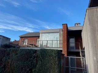 Aangenaam, zonnig 2-slaapkamerappartement met ondergrondse parking en kelder, ideaal gelegen vlakbij E40, centrum van Landen en...