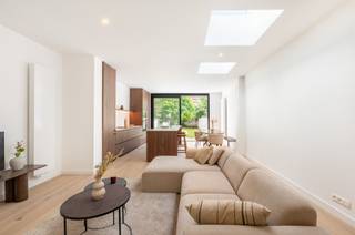 <p><span>Deze gerenoveerde woning is gelegen in een rustige staat middenin de gegeerde wijk rond het Boelaerpark. </span><span>Op wandelafstand vindt u winkels, scholen, openbaar vervoer en gezellige horecazaken, terwijl u dankzij de vlotte verbinding met de Antwerpse Ring en het stadscentrum overal snel geraakt. </span></p><p><span> </span></p><p><span>U betreedt de woning via de inkomhal. Rechts heeft u de ruime garage met automatische poort. Daarachter ligt de leefruimte met open keuken en aparte bureauhoek. De keuken is volledig geïnstalleerd met alle toestellen en kijkt uit op de grote tuin. De tuin is ca 90m² groot, heeft een oostelijke oriëntatie en kijkt achteraan uit op de hoge bomen van het Boelaerpark. </span></p><p><span> </span></p><p><span>Op de eerste verdieping vinden we 2 ruime slaapkamers, waarvan 1 uitgeeft op het aangename dakterras dat uitkijkt op de bomen van het Boelaerpark. Verder vinden we op de eerste verdieping nog de eerste badkamer met douche, dubbele lavabo en aansluiting voor wasmachine en droogkast. </span></p><p><span> </span></p><p><span>Boven zijn er nog 2 volwaardige slaapkamers en een badkamer met bad en douche. </span></p><p><span> </span></p><p><span>Ondergronds is er tevens nog een handige kelder. </span></p><p><span> </span></p><p><span> </span></p>