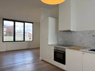 <p><span>Charmant duplex appartement met veel lichtinval en één heel grote slaapkamer in de Zurenborgwijk. U komt binnen in een gebouw, volledig gerenoveerd in 2017. Er is geen lift en geen syndicus, dus heel lage algemene kosten te delen met de twee andere nieuwe bewoners die ook net hebben gekocht. Sinds 2017 is het appartement/gebouw verhuurd geweest. Naast de super locatie heeft het appartement veel te bieden. Een groot volume door de hoge plafonds, overal parketvloer, veel lichtinval, ingemaakte kasten, grote badkamer, aparte wc.. Na 9 jaar bewoning heeft het appartement terug liefde nodig, maar het loont de moeite.. maak een afspraak en kom langs.. ideaal voor starters, koppels en singles die betaalbaar willen wonen in deze leuke buurt...</span></p>