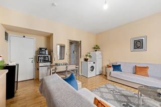 <p>Op een centrale en goed gelegen locatie in Gent bevindt zich deze opbrengsteigendom met vier afzonderlijke studio’s.</p>
<p>Alle eenheden zijn volledig verhuurd aan betrouwbare huurders, wat zorgt voor directe en stabiele inkomsten.Deze investering biedt een netto rendement van 5%, ideaal voor wie op zoek is naar een zorgeloze en rendabele vastgoedbelegging in de Gentse binnenstad.</p>
<p>De Kartuizerlaan staat bekend om haar goede bereikbaarheid, nabijheid van openbaar vervoer, en de aantrekkelijke woonomgeving voor studenten en jonge professionals.<br /><br />Elke studio beschikt over een eigen keuken en badkamer. Er zijn twee studio's die een mogelijkheid hebben tot een tweede slaapkamer/berging.<br /><br />Bent u opzoek naar een opbrengsteigendom in Gent met een aantrekkelijk rendement van 5%? Neem dan zeker contact met ons op!</p>