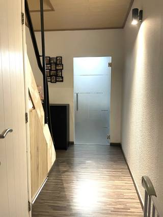 Dit appartement is gelegen nabij de Grote Markt en bevindt zich tussen de Korte en Lange Zoutstraat te Aalst. Dankzij de andere hippe panden in deze straat (o.a. Philimonius) behoort deze straat tot één van de gezelligste straten van Aalst! Het pand beschikt over een oppervlakte van +- 120 m2 met zongericht terras. <br /><br />Het appartement is toegankelijk via een private inkom en gelegen op de eerste verdieping in een gebouw zonder lift. Het appartement bestaat uit een leefruimte met open keuken, twee slaapkamers en een badkamer met ligbad + douche. <br /><br />Dit appartement gelegen in het pittoresk privé straatje “Ingang Levionois”, dat geklasseerd staat als onroerend erfgoed is ideaal voor wie op zoek is naar een ruim appartement op een toplocatie. Huurprijs: 830 EUR/maand. + 35 EUR provisie water. Geen gemeenschappelijke lasten. Beschikbaar vanaf 01/03/2026.