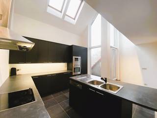 Trendy woning met ruimtelijk gevoel en hedendaags comfort!<br /><br />Deze stijlvolle woning biedt alles wat u zoekt als u houdt van ruimte, licht en modern wooncomfort. Dankzij de unieke indeling bevinden de leefruimtes zich op de verdieping, terwijl de slaapkamers op het gelijkvloers zijn ondergebracht. Een zonnig terras op de eerste verdieping en een koertje op het gelijkvloers zorgen bovendien voor extra buitenruimte.<br /><br />De woning geniet van een zeer centrale ligging met parkeermogelijkheden voor de deur en bevindt zich op korte afstand van winkels, scholen, shopping en andere voorzieningen.<br /><br />Indeling op gelijkvloers:<br /><br />- Ruime inkomhal<br />- 3 slaapkamers<br />- Badkamer met dubbele lavabo in meubel, bad en douche<br />- Berging<br />- Apart toilet<br /><br />Eerste verdieping:<br /><br />- Ruime en lichtrijke leefruimte<br />- Open, volledig ingerichte keuken met dubbele spoelbak, kookplaat, dampkap, vaatwasmachine en koelkast (alle toestellen van Zanussi)<br />- Toegang tot het terras<br /><br />Tweede verdieping:<br /><br />- Gezellige polyvalente ruimte onder het dak, ideaal als zithoek, bureau of hobbyruimte<br /><br />Via een zolderluik met uitschuifbare trap bereikt u de nok van de woning, waar extra bergruimte beschikbaar is.<br /><br />Extra voorzieningen:<br /><br />- Stadswater en regenwater met pomp<br />- Centrale verwarming op aardgas (vernieuwde installatie)<br />- 12 zonnepanelen<br />- TV-aansluiting en internetaansluiting op elke verdieping<br />- Centrale en vlot bereikbare ligging<br />- Open en ruimtelijk woongevoel<br />- Moderne architectuur en afwerking<br />- Kwaliteitsvolle materialen<br />- Instapklare woning in uitstekende staat<br /><br />Deze complete woning combineert hedendaagse architectuur met praktisch wooncomfort en is afgewerkt met duurzame, kwaliteitsvolle materialen. Een absolute topper voor wie op zoek is naar een instapklare woning!