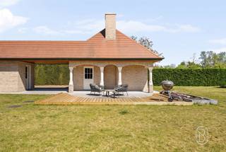 Grote degelijke perfect onderhouden klassewoning op 3000m2. Perfect onderhouden villa met ca. 400 m² bewoonbare oppervlakte, gelegen op een prachtig, volledig omheind perceel met ruime oprit, parking en dubbele garage. Ideaal voor grote gezinnen, zelfstandigen of vrij beroep.Indeling: inkomhal met vestiaire en gastentoilet, zeer lichtrijke en ruime leefruimte, leefkeuken met extra zit- en eethoek en zicht op de tuin, wasplaats, technische ruimte, badkamer, slaapkamer/bureau en kelder.Op de verdieping: 4 grote slaapkamers, een zeer ruime hobbykamer, dressing, apart toilet en tweede badkamer. Daarnaast is er nog een grote zolder.Troeven:* 5 slaapkamers + hobbyruimte* Enorm veel ruimte en mogelijkheden* Conforme elektriciteit* Dubbele beglazing (PVC)* CV op mazout* Instapklaar en uitstekend onderhoudenEen ideale woning voor wie ruimte, comfort en flexibiliteit zoekt.Bezoek na afspraak met IMMO BEGUIN: arne@immobeguin.be