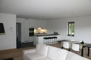 Zeer ruim 3 slaapkamer appartement op de eerste verdieping in een rustige en groene omgeving met uitzicht op het park naast het appartement. 3 mooie slaapkamers, volledig ingerichte keuken met alle comfort, Zeer ruime leefruimte met aangrenzend terras aan zonne kant. Het appartement is voorzien van parket in leefruimte en slaapkamers. Ruime berging, badkamer met toilet, douche, dubbele lavabomeubel, eveneens is er een apart toilet, ruime inkomhal met plaats voor een grote vestiairekast.<br />Er wordt een autostaanplaats mee verkocht voor een prijs van 29.200,00 euro (deze is niet in de prijs van het appartement inbegrepen.<br />Het appartement wordt verkocht onder registratiekosten (12%). <br /><br />Parkhof Ter Zielbeek is een mooi project bestaande uit 3 gebouwen met een ondergrondse keldergarage onder elk gebouw en volledig aangelegd in een groene omgeving naast een groot park. Het is gelegen in een rustige en groene omgeving. De nabijheid van de A12 zorgt voor een vlotte verbinding met Brussel en Antwerpen.<br />Maak een afspraak voor een plaatsbezoek en overtuig uzelf van al deze voordelen.