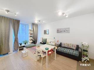 <p>BRUSSEL – Ideaal gelegen in de Europese wijk, in de directe nabijheid van de instellingen, winkels en groene zones, gemeubeld appartement van ±34m² bewoonbare oppervlakte gelegen op de 2e verdieping. Het appartement bestaat uit een inkomhal, een lichtrijke leefruimte van ±20m², een open leefkeuken volledig uitgerust (oven, kookplaat, dampkap, koelkast/vriezer, vaatwasser), een douchekamer (douche, toilet, wastafel), en toegang tot een gemeenschappelijke wasruimte in het gebouw. Een garage (P5) is inbegrepen in de huurprijs. Vaste lasten van € 125/maand (gemeenschappelijke delen). EPC B! Onmiddellijk vrij. Opmerking (extra kosten): eenmalige intrek- (€ 50) en uittredekosten (€ 50). Afmetingen worden ter indicatie gegeven.<br /><br /></p>
<p><u>Op de 2e verdieping:</u></p>
<ul>
<li>Inkomhal</li>
<li>Leefruimte van ±20m² (4,2 x 4,6)</li>
<li>Open leefkeuken volledig uitgerust (oven, kookplaat, dampkap, koelkast/vriezer, vaatwasser)</li>
<li>Douchekamer (douche, toilet, wastafel)</li>
</ul>
<p> </p>
<p>Gemeenschappelijke wasruimte in het gebouw</p>
<p> </p>
<p>Garage P5 inbegrepen in de huurprijs</p>
<p> </p>
<p>Vaste lasten van € 125/maand (gemeenschappelijke delen)</p>
<p>Extra te voorziene kosten:</p>
<ul>
<li>Eenmalige intrekkenkosten: € 50</li>
<li>Eenmalige uittrekkenkosten: € 50</li>
</ul>
<p> </p>