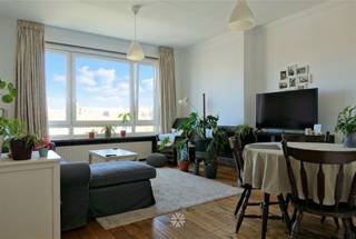 <p><span>Patijntjestraat 132: Op zoek naar een</span><span> gezellig appartement te huur nabij Gent Station? </span><span>Dan is dit pand mogelijk iets voor u.</span></p><p><span> </span></p><p><span>De belangrijkste troeven in een notendop:</span></p><ul><li><span>Gunstige locatie tussen Station Gent-Sint-Pieters en stadscentrum</span></li><li><span>Gelegen in een rustige groene straat, nabij de blaarmeersen</span></li><li><span>Droogzolder voorzien in gebouw</span></li><li><span>Inclusief ruime kelderberging</span></li></ul><p><span> </span></p><p><span>Indeling:</span></p><p><span>Inkomhal, leefruimte, halfopen keuken (gasvuur, vaatwasmachine, dampkap, oven), 2 slaapkamers waarvan 1 toegang geeft tot de badkamer (bad-douche combinatie, toilet, lavabo, aansluiting wasmachine) met aansluitend een grote opbergruimte, apart toilet. </span></p><p><span>Inclusief kelderberging</span></p><p><span> </span></p><p><span>Beschikbaar vanaf 01/10/2026. Domicilie verplicht.</span></p><p><span>Huurprijs: € 900 + € 150 provisie algemene kosten en verwarming. EW afzonderlijk af te rekenen.</span></p><p><span> </span></p><p><span>Neem contact op met Axel Lenaerts makelaars voor een bezoek via onze website.</span></p><p><span> </span></p>