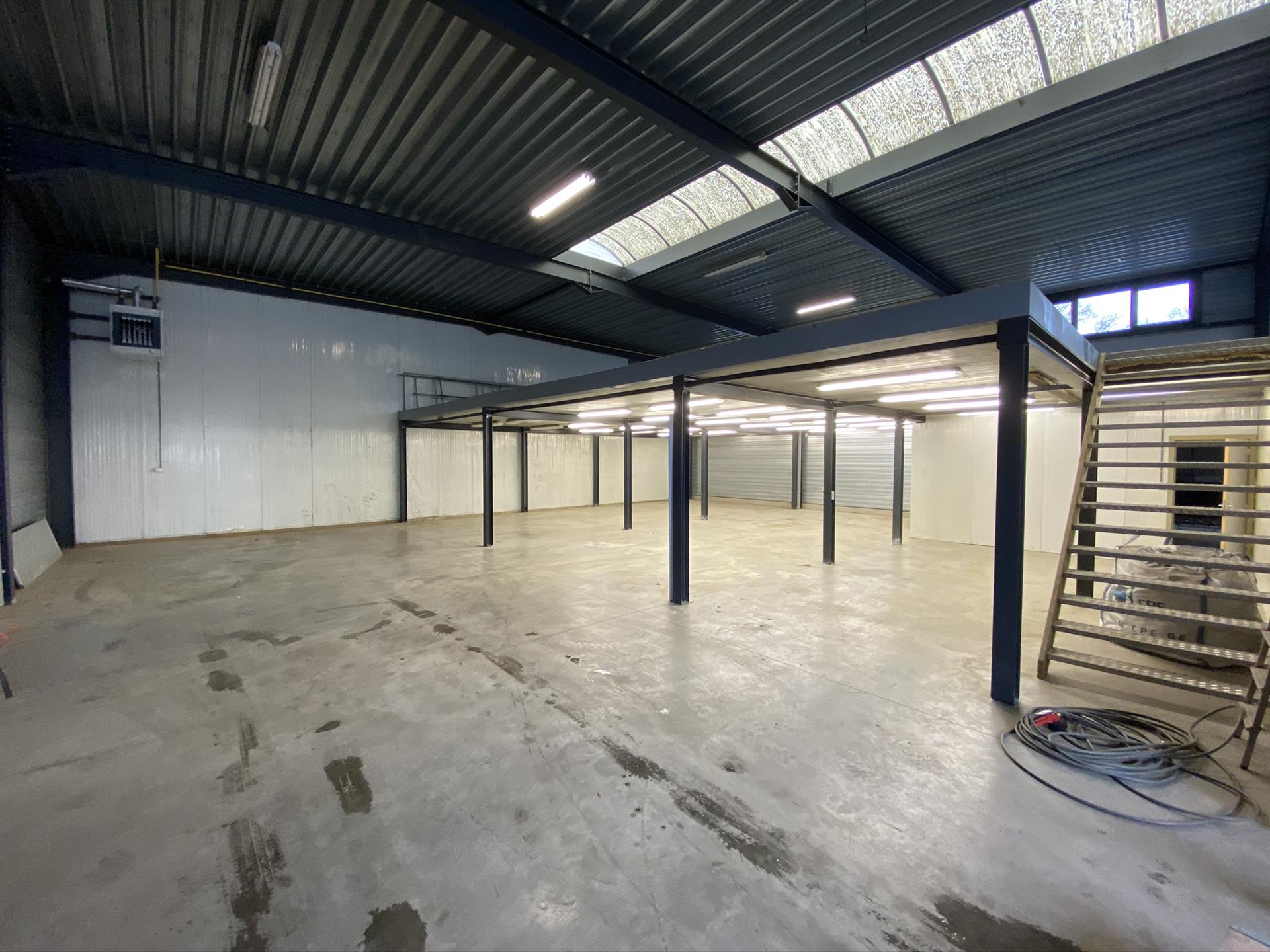 BEDRIJFSGEBOUW MET GROOT BUITENTERREIN IN GENK - foto 5