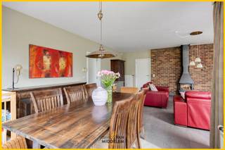 <strong>Immo Van Middelem verkoopt deze uitzonderlijk goed gelegen RUIME en LICHTRIJKE, INSTAPKLARE villa met 4 kamers, bureau, garage, terras en tuin op een perceel van +/- 4a82ca te St.-K.-Lombeek (Ternat).</strong><br /><strong>Winkels, scholen, openbaar vervoer, sportinfrastructuur, cultuurcentrum 'De Ploter',... bevinden zich allemaal op wandelafstand !</strong><br /><br />De achtertuin (gelegen langs de Beukstraat) werd intussen afgesplitst van de woning als bouwgrond voor een open bebouwing op +/- 4a01ca. Deze bouwgrond kan optioneel bijgekocht worden aan 210.000 €.<br /><br />De woning werd steeds zéér goed onderhouden, de eigenaars zijn doorheen de jaren blijven investeren in hun wooncomfort (zie document 'historiek woning' bij 'downloads').<br /><br />De indeling is als volgt: <br />- GELIJKVLOERS: inkomhal met WC en trap naar de 1ste verdieping, bureau met ingemaakte kasten, living (salon en eetplaats) met toegang tot de veranda en het terras, volledig geïnstalleerde keuken met eethoek en toegang tot het terras, berging;<br />- 1ste VERDIEPING: nachthal, WC, badkamer met bad en douche, 3 kamers waarvan 1 met dressing, 2 bergruimtes.<br />- ZOLDER 1 (via vaste trap): 1 kamer met doucheruimte en WC;<br />- ZOLDER 2 (via trapladder): bergzolder;<br />- GARAGE met stookplaats;<br /><br />Alarminstallatie.<br />CV op stookolie (aansluiting op stadsgas mogelijk).<br />8 zonnepanelen met thuisbatterij.<br />EPC: 240 kWh/m² - Label C (UC: 3585935).<br />Elektriciteit CONFORM tot 2050.<br />Asbestveilig.<br />Vrij bij akte.