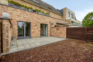 This ready-to-move-in ground floor apartment with 2 bedrooms, located in a well-maintained building from 2010, is located in a quiet and pleasant location in Kampenhout. The apartment is in excellent condition and is ideal for those looking for comfort, a practical layout and a pleasant outdoor space.<br /><br />When you enter the apartment, you will find yourself in the entrance hall, which provides access to the various living areas. The bright living room connects to the fully equipped kitchen and forms a pleasant living space. <br /><br />The apartment also has a separate toilet, a bathroom with a bath, a practical storage room and two full bedrooms.<br /><br />An additional advantage is that both a private parking space and a basement storage room are included in the sale price.<br /><br />Layout:<br />- Entrance hall<br />- Living room<br />- Kitchen<br />- 2 bedrooms<br />- Bathroom with bath<br />- Separate toilet<br />- Storage<br />- Large rear terrace<br />- Parking space<br />- Basement storage<br /><br />Interested? Then contact us now to schedule an appointment!<br /><br />Register of measures: no