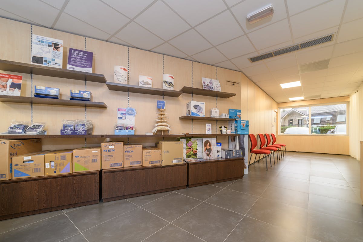 Handelsruimte en 3 staanplaatsen te huur te Koksijde-bad. - foto 4