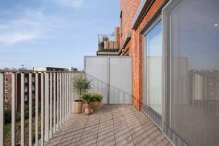 Op de vierde verdieping van residentie ‘Locomotief’ (bouwjaar 2016), op de levendige Dok-Noordsite, bevindt zich dit lichtrijke hoekappartement van 106 m² met een open en weids uitzicht. Dankzij de zuidwestgerichte oriëntatie en de hoekligging geniet je hier van een uitzonderlijke lichtinval en zon doorheen de dag.Het appartement heeft een doordachte en comfortabele indeling. De ruime leef- en eetruimte sluit aan op een terras van 11 m², waar je in de namiddag en avond van de zon kan genieten. De moderne keuken beschikt over een aansluitende, ruime berging. Verder zijn er drie slaapkamers, waarvan één met ensuite badkamer, een tweede afzonderlijke badkamer en een apart toilet. Talrijke ingemaakte kasten zorgen voor extra comfort en praktische opbergruimte.Daarnaast is er een private kelderberging aanwezig. Een staanplaats dient mee te worden aangekocht voor €25.000. Met een EPC-label A staat dit appartement bovendien garant voor energiezuinig wonen.De ligging op de hippe Dok-Noordsite combineert rust met stedelijke dynamiek. Winkels, horeca, sportfaciliteiten en het historische centrum van Gent bevinden zich op wandelafstand, terwijl ook de R40 en de belangrijkste invalswegen vlot bereikbaar zijn.Interesse? Contacteer ons gerust voor meer informatie of een bezoek.