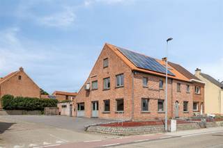 Ruime handelswoning op een zeer gunstige locatie te Hulshout! Deze knappe handelswoning bestaat uit een handelgelijkvloers van +- 165m² bruikbare...