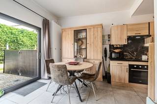 <strong>Te koop: Charmant 1 slaapkamer appartement op een rustige ligging in De Haan - meubels en autostaanplaats zijn inbegrepen in de prijs!</strong>
<p>De rustige ligging in een kleinschalige residentie in de Heidebloemlaan combineert het beste van twee werelden: genieten van <strong>natuur en sereniteit</strong>, terwijl het <strong>strand en het centrum van De Haan</strong> zich op korte afstand bevinden. Een ideale uitvalsbasis voor zowel vaste bewoning als een tweede verblijf aan zee.<br /><br />Indeling:<br /><br />Het appartement bestaat uit een afgescheiden terras met een praktische opbergbox, een living/eethoek met open keuken, een ruime slaapkamer en een afzonderlijke badkamer met douche, wastafelmeubel en toilet.<br /><br />Troeven:</p>

<ul><li>rustige ligging </li><li>recent gerenoveerd</li><li>meubels inbegrepen in prijs</li><li>autostaanplaats inbegrepen in prijs</li></ul>
Plan uw bezoek in en contacteer Ilse op het nummer 0456 96 04 61.

<p><br /> </p>