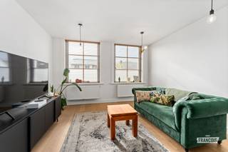 Deze prachtig gerenoveerde halfopen bebouwing is gelegen op wandelafstand van het centrum van Hooglede en in de nabijheid van belangrijke invalswegen.<br /><br />Op het gelijkvloers betreedt u de woning via een karaktervolle inkomhal met apart gastentoilet. De lichtrijke leefruimte, afgewerkt met parket en grote raampartijen, sluit naadloos aan op de recent geïnstalleerde open keuken. Deze is volledig uitgerust met alle nodige inbouwtoestellen, waaronder een dubbele spoelbak, gasvuur, ruime koelkast, combi-oven, dampkap, vaatwasser en microgolfoven.<br /><br />Via de keuken heeft u toegang tot het zuidwest-georiënteerde terras, ideaal om te genieten van de zon. Daarnaast is er vanuit de keuken ook toegang tot de kelder.<br /><br />Op de eerste verdieping bevinden zich een eerste slaapkamer, momenteel ingericht als bureauruimte, en een tweede ruime slaapkamer met dressing. De badkamer is volledig uitgerust met een inloopdouche, ligbad, dubbele wastafel, toilet en een praktische wasruimte. De zolderverdieping werd bovendien volledig ingericht tot een extra ruime derde slaapkamer.<br /><br />De woning beschikt reeds over een conform elektriciteitsattest alsook een gunstige EPC-score, waarbij de recent geplaatste 12 zonnepanelen nog niet werden meegerekend.<br /><br />Buiten geniet u van een gezellig terras, perfect voor een barbecue met familie en vrienden.<br /><br />Voor meer informatie of een bezoek, neem gerust contact op via axel@immofrancois.be<br /><br /> of telefonisch op 0471/45.29.95.<br /><br />