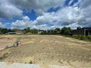 Ontdek deze bouwgronden in de Kasteelstraat te Hooglede. De straat heeft een charmante, landelijke sfeer en ligt dichtbij de stad Roeselare. Hooglede zelf is een rustige gemeente met een mix van woningen en natuur, ideaal voor wie houdt van een rustige omgeving met goede verbindingen naar omliggende steden.
De ruime stedenbouwkundige voorschriften biedt je tal van mogelijkheden om hier jouw droomwoning op maat te realiseren, volledig volgens jouw wensen.
Benieuwd? Contacteer ons en ontdek alle mogelijkheden.