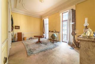 Magnificent house for sale in Schaerbeek. The building of 425m² consists of a ground floor used as an office and three residential floors. The driveway leads to a courtyard and another building at the back of the property.<br />Very easily accessible by public transport and by car. Private garage in the neighbouring building is included in the price. <br />The property will be sold via share deal.