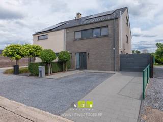 <strong>* IN OPTIE* HALFVRIJSTAANDE WONING MET EEN VERWARMD ZWEMBAD OP EEN PERCEEL VAN 6A28CA TE DILSEN. </strong><br /><br /><strong>TROEVEN</strong><br />- Centraal én rustig gelegen: vlotte verbinding naar Dilsen-centrum, E314 en omliggende steden; natuurgebieden zoals het Nationaal Park Hoge Kempen liggen vlakbij.<br />- Ruimtelijk wonen: 3 ruime slaapkamers, een aparte dressing en 2 volledig uitgeruste badkamers.<br />- Zwemmen in eigen tuin: geniet het hele jaar door van een verwarmd privézwembad in een prachtig aangelegde, volledig omheinde tuin.<br />- Energiezuinig wonen (energielabel A) dankzij zonnepanelen, HR-beglazing en een recente CV-installatie op aardgas.<br />- Extra ruimte: grote zolder van 53m² met potentieel voor uitbreiding of hobbyruimte.<br />- Veilig en praktisch: automatische toegangspoort, carport, tuinberging met zwembadinstallatie en oprit in kiezelstenen.<br /><br /><strong>KELDERVERDIEPING</strong><br />- Kruipkelder.<br /><br /><strong>GELIJKVLOERS</strong><br />- Inkomhal (2,00m x 2,00m = 4,00m²): inbouwkast, tegelvloer.<br />- Woonkamer (4,30m x 6,50m = 27,95m²): gashaard, laminaat.<br />- Keuken (4,25m x 6,50m = 27,63m²): keukeneiland met eettafel (onderkasten, spoelbak, vaatwasser), keukenwand (lades, inductiekookplaat, dampkap, oven, microgolf, koelkast), schuifpui naar tuin.<br />- Toilet (0,90m x 1,50m = 1,35m²): hangtoilet, lavabo, tegelvloer.<br />- Wasplaats (3,40m x 2,00m = 6,80m²): luik naar kruipkelder, uitgietbak, tegelvloer.<br />- Badkamer (3,20m x 2,30m = 7,36m²): aansluiting wasmachine en droogkast, CV-installatie aardgas, douchecabine, badkamermeubel (lavabo, onderkast en spiegelkast), tegelvloer.<br />- Gang (3,25m x 1,00m = 3,25m²): trap naar eerste verdieping, tegelvloer.<br /><br /><strong>VERDIEPING +01</strong><br />- Overloop (2,00m x 5,20m = 10,40m²): trap naar 2de verdieping, laminaat.<br />- Badkamer 2 (2,30m x 3,70m = 8,51m²): ligbad met Whirlpool, badkamermeubel (lavabo, lades, kolomkast), hangtoilet, gedeeltelijke wandbetegeling, tegelvloer.<br />- Slaapkamer 1 (4,40m x 3,75m = 16,50m²): schuifpui, TV-meubel, laminaat.<br />- Dressing (2,00m x 3,75m = 7,50m²): laminaat.<br />- Slaapkamer 2 (4,40m x 3,40m = 14,96m²): laminaat.<br />- Slaapkamer 3 (4,30m x 4,40m = 17,20m²): laminaat.<br /><br /><strong>VERDIEPING +02</strong><br />- Zolderruimte (6,60m x 8,10m = 53,46m²): chapevloer. <br /><br /><strong>EXTERIEUR</strong><br />- Overdekt terras (4,00m x 6,70m = 26,80m²): inbouwspots, tegels.<br />- Carport (5,10m x 4,00m = 20,40m²).<br />- Automatische toegangspoort.<br />- Oprit in kiezelstenen.<br />- Prachtig aangelegde en omheinde tuin. <br />- Tuinberging (4,20m x 4,00m = 16,80m²): filterinstallatie zwembad, betonvloer.<br />- Verwarmd zwembad.<br />- Overdekt terras (3,45m x 3,10m = 10,69m²).<br /><br /><strong>EXTRA INFORMATIE<br /></strong>Deze verkoop gebeurt onder voorbehoud van een definitieve ondertekening van de nieuwe woning door de verkoper (uiterlijk op 01/03/2026). De exacte aktedatum (uiterlijk 3 à 4 maanden) kan worden afgestemd op de timing van deze woning, waarbij de verkoper een korte bezettingsperiode behoudt om de verhuis te regelen.<br /><br />Bekijkt u deze advertentie via een aanverwante vastgoedsite, surf dan zeker naar onze website www.N78vastgoed.be voor een uitgebreide beschrijving en foto's. Meer info: +32 (0)89 86 18 88 of info@N78vastgoed.be.