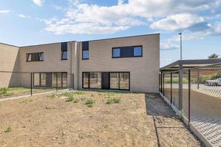 <p>Bent u op zoek naar een moderne, comfortabele én energiezuinige woning in een rustige, landelijke omgeving?<br />Ontdek dit nieuwe woonproject in Vinkt, charmante deelgemeente van Deinze, op de hoek van de Deinzestraat en Staggestraat.</p><p>Dit kleinschalige project omvat 11 nieuwbouwwoningen: 8 halfopen en 3 gesloten bebouwingen.<br />De hedendaagse architectuur sluit harmonieus aan bij het groene, landelijke karakter van de omgeving.</p><p>Indeling en kenmerken: lichtrijke leefruimte met volledig uitgeruste open keuken, praktische berging en gastentoilet op het gelijkvloers. Op de verdieping bevinden zich 3 slaapkamers en een badkamer met toilet.<br />Elke woning beschikt over een privatieve, volledig afgesloten tuin met duurzame tuinafsluiting, 4 zonnepanelen, een regenwaterput van 10.000 liter en een bijhorende carport (inbegrepen in de prijs).</p><p>Extra troeven: mogelijkheid tot 6% btw (onder voorwaarden), wachtleiding met trekkabel voor een toekomstige laadpaal, en openbare parkeerplaatsen binnen het project voor bezoekers of extra wagens.</p><p>Ideaal voor gezinnen én interessant als opbrengsteigendom.</p><p>Praktisch: start werken juli 2025, voorlopige oplevering december 2026. Vlotte bereikbaarheid naar Deinze, Gent en E17/E40; scholen, winkels en recreatie op korte afstand.</p><p><strong>Aankoopprijs zonder BTW: 359.991,81 euro*<br />Aankoopprijs inclusief 6% BTW op de constructie: 376.180,46 euro*</strong><br /><strong>Aankoopprijs inclusief 21% BTW op de constructie: 416.652,09 euro*</strong><br />(Waarvan 90180,96 euro grond excl. registratierechten + 261810,85 euro constructie + infra excl. BTW)<br />* Prijzen zijn exclusief registratierechten op de grond, notariskosten en kosten aansluiting water en elektriciteit.<br />* 6% of 21%? Het btw-tarief is afhankelijk van de situatie van de koper.<br />We staan ter beschikking van de koper voor de volledige en gepersonaliseerde prijsopgave op maat. Contacteer ons gerust voor een vrijblijvende afspraak.</p><p>Laatste lot beschikbaar!</p>