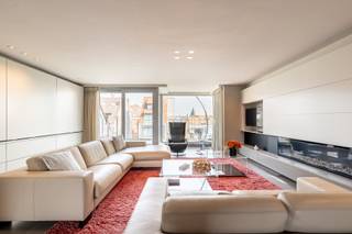 Exclusief te koop: Penthouse in het levendige centrum van Knokke, op slechts enkele stappen van de zeedijk.Gelegen in een recente en stijlvolle...