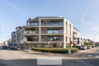 <p><span><strong>Handelsruimte op uitzonderlijk commerciële ligging met voldoende parking</strong></span><br /><br />Bent u benieuwd ? Wacht niet en mail ons op <strong>verkoop@groepthiers.be</strong> of bel <strong>0499/11 77 66 - 056 21 61 61</strong><br /><br />Deze handelsruimte is gelegen op de hoek van de Damweg en Keukeldam.<br />De <strong>uitzonderlijk commerciële ligging</strong> is dan ook een ware eye-catcher!<br /><br />Dit uniek handelspand met <strong>een oppervlakte van 171,48 m²</strong> biedt veel mogelijkheden. Door zijn <strong>grote raampartijen</strong> geniet u van <strong>veel lichtinval en een sterke visibiliteit</strong>. Dit handelspand heeft alle troeven in huis.<br />Daarnaast is er <strong>voldoende parking</strong> voorzien, door de aanwezigheid van <strong>4 staanplaatsen vooraan</strong> (verplicht bij te kopen aan 50.000 EUR voor de 4 parkings) en achteraan een <strong>terras van 10,25 m² </strong>voorzien.<br /><br /><u><em>De ruimte wordt casco verkocht zodat u het naar eigen smaak kan inrichten.</em></u><br /><br />Bent u benieuwd? Wacht niet en mail ons op <strong>verkoop@groepthiers.be</strong> of bel <strong>0499/11 77 66 - 056 21 61 61.</strong></p>