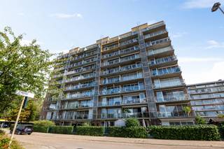 <p><span>Ruim appartement op de achtste verdieping met twee slaapkamers en prachtig terras. Gunstige energiescore (label B) en elektriciteit conform!</span></p><p><span>Op de achtste verdieping van een verzorgd appartementsgebouw aan de Blancefloerlaan bevindt zich dit ruime en lichtrijke appartement. Het aangename terras en bovenal het prachtige panoramische vergezicht over Linkeroever en de groene omgeving zijn absolute blikvangers.</span></p><p><span>We betreden het appartement langs de ruime inkomhal, welke ons vervolgens toegang geeft tot de leefruimte. Deze laatste geniet dankzij de grote raampartijen van een overvloed aan natuurlijk licht en biedt moeiteloos plaats aan zowel een gezellige zithoek als een volwaardige eetkamer.</span></p><p><span>Aansluitend bevindt zich de open keuken (2021), uitgevoerd in een tijdloze witte kleur en voorzien van de nodige toestellen (inductiekookplaat, dampkap, spoelbak, vaatwasser, oven, microgolfoven, koel- en vriescombinatie) en heel wat kastruimte. Achter de keuken vinden we een praktische berging/wasplaats met extra opbergmogelijkheden.</span></p><p><span>Vanuit de leefruimte en keuken heeft u toegang tot het ruime terras. Dankzij de ligging op de achtste verdieping geniet u hier van een indrukwekkend open uitzicht dat zich uitstrekt over Linkeroever en het omliggende groen. Een heerlijke plek om te vertoeven!</span></p><p><span>Verder beschikt het appartement over twee volwaardige slaapkamers, waarvan één voorzien is van een ruime ingebouwde kast. De badkamer (2019) is uitgerust met een ruime douche, een badkamermeubel (dubbele wastafel) en extra kastruimte. Daarnaast is er ook nog een afzonderlijk toilet (met handenwasser).</span></p><p><span>Ook de ligging vormt een belangrijke troef. Winkels en openbaar vervoer bevinden zich in de onmiddellijke omgeving, terwijl u eveneens geniet van een vlotte verbinding met het centrum van Antwerpen en de belangrijkste invalswegen. Tegelijkertijd is het vele groen van Linkeroever nooit ver weg.</span></p><p><span>De gemeenschappelijke lasten bedragen ongeveer 120,00 per maand. Hierin zitten o.a. vervat: syndicus, blokpolis, kosten en onderhoud gemeenschappelijke delen, waaronder lift. Daarnaast wordt er driemaandelijks ook 20,00 gespaard voor de opbouw van het reservekapitaal.</span></p><p><span>Kortom: een ruim en lichtrijk appartement met twee slaapkamers, een praktische indeling, een heerlijk terras én een uitzonderlijk vergezicht vanaf de achtste verdieping. Een bezoek meer dan waard!</span></p><p><span>Tot slot bestaat de mogelijkheid om een ruime ondergrondse garage (met geautomatiseerde kantelpoort) bij aan te kopen. Een toch wel belangrijke meerwaarde op deze locatie. Vraagprijs van deze garage: 30.000,00. Let op! Dit is een optie, geen verplichting!</span></p>