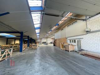 Magazijnruimte met een oppervlakte van +/- 1.130 m² in combinatie met een kantoor van +/- 100 m² en een privatief buitenterrein van ca. 500 m²...