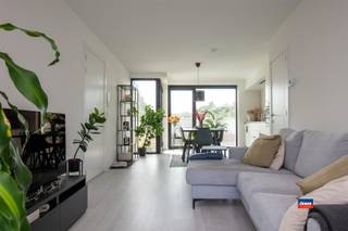 <p><span>2530 BOECHOUT | INSTAPKLAAR LICHTRIJK DUPLEX APPARTEMENT MET 2 SLAAPKAMERS, 2 TERRASSEN EN LIFT | AUTOSTAANPLAATS INBEGREPEN | EPC B |</span></p><p><span> </span></p><p><span>Je komt binnen op de tweede verdieping in een lichtrijke leefruimte met een mooie laminaatvloer, die naadloos overloopt in de open, volledig geïnstalleerde keuken met aansluitend de wasplaats. Verder heb je op de 2de verdieping ook een apart toilet.</span></p><p><span>Genieten van de zon kan zowel op het terras aan de voorzijde als op het grote terras achteraan.</span></p><p><span>Op de derde verdieping zijn er 2 slaapkamers waarvan 1 met inloopdressing en ensuite badkamer. De 2de slaapkamer kan dienen als kinderkamer of als bureau.</span></p><p><span> </span></p><p><span>DIt duplex appartement beschikt over een lift en vloerverwarming. De autostaanplaats is verplicht mee aan te kopen voor € 12.500.</span></p><p><span> </span></p><p><span>Dit appartement ligt vlakbij Park Heuvelhof. Ideaal gelegen nabij scholen, winkels, openbaar vervoer en een vlotte verbinding naar de invalswegen, autostrades en omliggende gemeenten. </span></p><p><span> </span></p><p><span>De maandelijkse kosten bedragen circa 135 euro (provisie voor elektriciteit en water, syndicus, blokpolis en het onderhoud van het gebouw en de tuin).</span></p><p><span> </span></p>