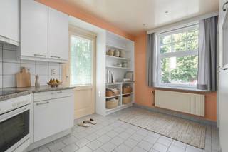 <p>Deze karaktervolle woning combineert authentieke elementen met verrassend veel ruimte en tal van mogelijkheden. Met maar liefst <strong>vijf slaapkamers, een garage, buitenterras en een volledige kelder</strong> is dit een pand met bijzonder veel potentieel.</p>
<p>Binnenin springen de authentieke details meteen in het oog, waaronder de prachtige <strong>Congolese houten deuren met loodglasramen</strong>, die de woning een unieke uitstraling geven.</p>
<p>Een belangrijke extra troef is de reeds <strong>goedgekeurde bouwvergunning voor de verbouwing tot kantoorruimte en duplexappartement</strong>. Hierdoor is het pand niet alleen interessant als ruime gezinswoning, maar ook voor wie wonen en werken wil combineren of op zoek is naar een eigendom met verschillende invullingsmogelijkheden.</p>
<p>Op het gelijkvloers bevinden zich een ruime keuken (12 m²), een lichtrijke leefruimte (21 m²) en een moderne badkamer (5 m²). De eerste verdieping telt drie volwaardige slaapkamers (10 m², 10 m² en 16 m²) en een kleinere kamer van 6 m². Op de tweede verdieping bevinden zich nog twee kamers van 9 m² en 11 m², aangevuld met een ruime zolder van 23 m².</p>
<p>Ook de <strong>centrale ligging</strong> vormt een absolute meerwaarde. Het station en verschillende bushaltes bevinden zich op wandelafstand, net als winkels, scholen en tal van dagelijkse voorzieningen. Voor wie graag even de rust opzoekt, ligt ook het <strong>Egmontpark</strong> vlakbij, met zijn groene omgeving, wandelpaden en speelzones.</p>
<p>Een authentiek pand met ruimte, karakter én toekomstmogelijkheden. <strong>Ontdek zelf het potentieel en plan vandaag nog uw bezoek!</strong></p>