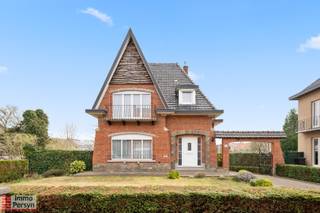 In de Kapitein Modest Cuypersstraat te Zichem bevindt zich deze karaktervolle, vrijstaande woning met oprit, garage en aangename tuin op een perceel van maar liefst 1440m². Deze woning combineert een solide bouw met reeds uitgevoerde renovaties en biedt nog ruimte voor verdere optimalisatie naar eigen smaak.<br /><br />Bij het betreden van de woning kom je in een verzorgde inkomhal die toegang geeft tot de lichtrijke leefruimte. Dankzij de grote raampartijen geniet je van een aangename lichtinval en een mooi zicht op de voortuin. <br /><br />De woning beschikt over 3 volwaardige slaapkamers, ideaal voor gezinnen of wie extra ruimte zoekt voor een bureau of hobbykamer. Daarnaast biedt de woning nog interessant potentieel: er is namelijk een interessante kelderruimte, waardoor extra stockage mogelijk is.<br /><br />De woning is grotendeels gerenoveerd en technisch al sterk opgewaardeerd:
<ul>
	<li>Elektrische installatie conform (2025)</li>
	<li>Nieuwe condensatiegasketel (2020)</li>
	<li>Spouwmuurisolatie (2025)</li>
	<li>Isolatie van het plafond in de kelder (2025)</li>
	<li>Overal dubbele beglazing</li>
	<li>Totale vernieuwing van de gelijkvloerse badkamer en toilet (maart 2026)</li>
</ul>
Voornamelijk het isoleren van de zolder is nodig om de EPC-score nog aanzienlijk te verbeteren – een interessante opportuniteit voor de toekomst.<br /><br />Ervaar zelf de vele voordelen van deze woning tijdens een persoonlijke rondleiding.<br /><br />Maak vandaag nog je afspraak.<br />Mail naar info@immopersyn.be of bel 013 444 008.