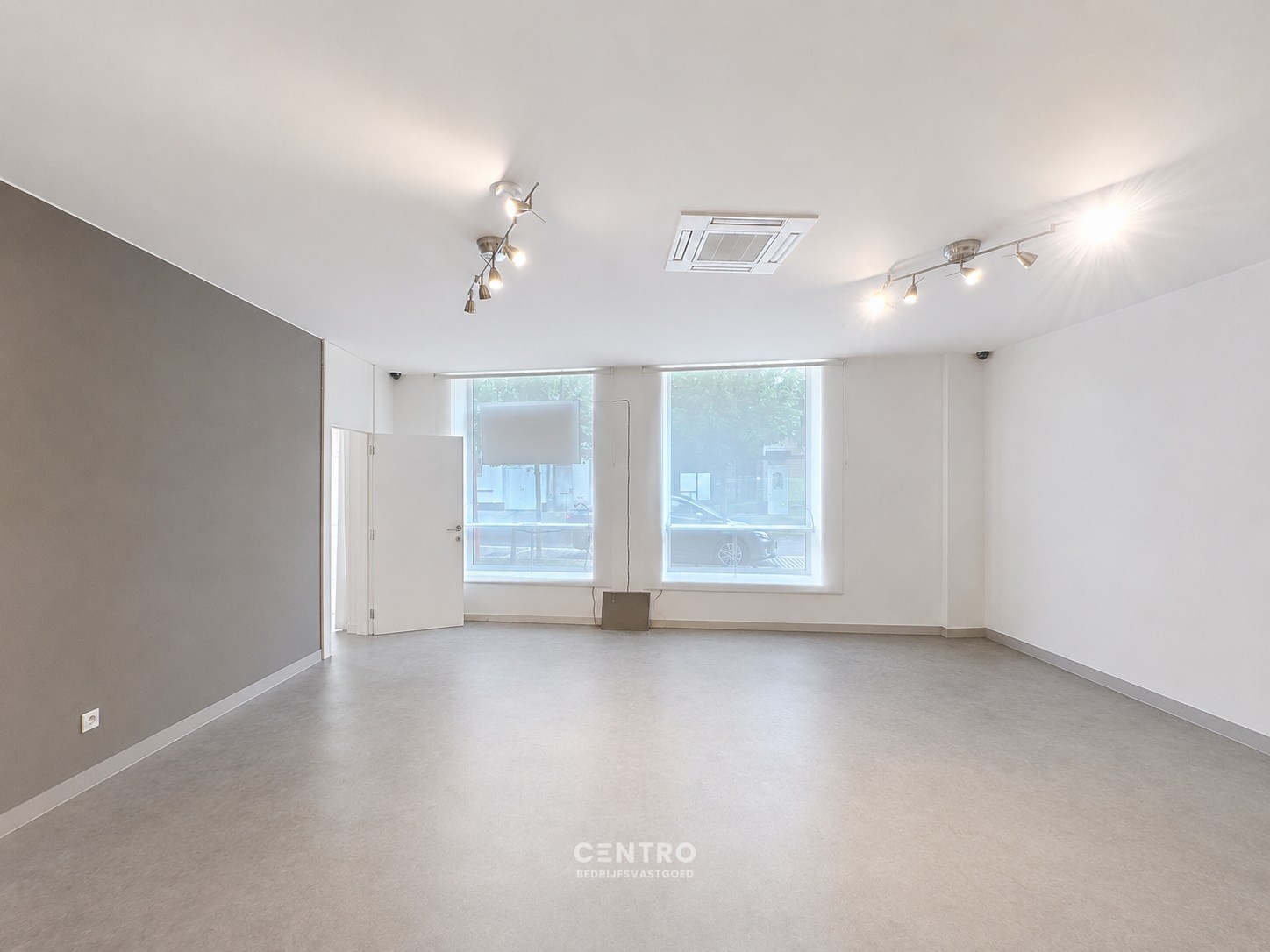 Lichtrijke KANTOOR / PRAKTIJKRUIMTE ± 50m² te HUUR in het centrum Roeselare. - photo 5