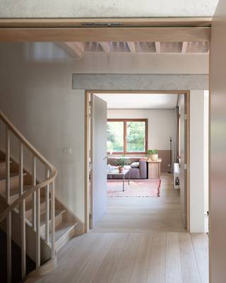 Op een rustige en groene locatie in Merelbeke Flora, nabij Kasteel Ten Berg, bevindt zich deze karaktervolle halfopen architectenwoning (180m²) op een mooi perceel van ca. 660 m².<br />Een unieke woning voor wie houdt van ruimte, privacy, groen en wonen met karakter.<br /><br />De woning is volledig onderkelderd en beschikt over een garage, kelderruimte en wasplaats. Op het gelijkvloers vindt u een ruime inkom- en trappenhal, toilet, gezellige zithoek met houtkachel, een ruime eetplaats en een volledig uitgeruste keuken. Zowel de eetplaats als keuken genieten van een prachtig zicht op de bijzonder groene tuin.<br />De tuin is een echte troef, met een grote variatie aan bomen, planten en struiken. Achteraan bevindt zich een ruime schuur, ideaal als atelier, hobbyruimte of voor de handige doe-het-zelver.<br />Op de 1e verdieping zijn er een master bedroom met hoge plafonds, 2 bijkomende slaapkamers en een ruime badkamer met ligbad, inloopdouche en dubbele lavabo.<br />De bovenste verdieping biedt nog een praktische bureau-/hobbyruimte met zicht op het groen.<br /><br />De ligging combineert rust met een vlotte bereikbaarheid: nabij winkels en voorzieningen, met goede verbindingen naar Gent en de omliggende gemeenten. Ook per fiets is Gent vlot bereikbaar.<br /><br /><strong>Huurprijs</strong>: €1.865/maand + €110/maand voor tuinonderhoud. <br /><strong>Vrij onmiddellijk. Geen huisdieren en geen co-housing.</strong><br /><br />De eigenaar zoekt een zorgzame huurder die de woning, met haar houten vloeren en karaktervolle elementen, met respect onderhoudt.<br /><br />Bezoeken uitsluitend na afspraak: Tine – 0474 97 00 22 of tine@tvevastgoed.be