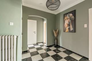 Op een aangename locatie in Kleine-Brogel, op korte afstand van de dorpskern, bevindt zich deze vrijstaande en verrassend ruime gezinswoning op een perceel van maar liefst 804 m².<br />Deze woning, oorspronkelijk gebouwd in 1963, beschikt over een bewoonbare oppervlakte van 226 m² en onderscheidt zich door haar praktische gelijkvloerse indeling, drie slaapkamers, ruime garage en aangename westgerichte tuin.<br />Dankzij de royale oppervlakte en de aanwezige voorzieningen biedt deze eigendom heel wat mogelijkheden voor gezinnen, koppels of kopers die op zoek zijn naar comfortabel gelijkvloers wonen. De woning kan mits enkele opfrissingswerken verder worden aangepast aan de hedendaagse woonwensen.<br /><br />Indeling <br />Inkomhal, met apart toilet, woonkamer, waar voldoende ruimte aanwezig is voor een comfortabele zithoek en een gezellige eetplaats, aansluitend bevindt zich de geïnstalleerde keuken, die over de nodige voorzieningen beschikt voor dagelijks gebruik.<br />Een belangrijk pluspunt is dat er ook slaapkamers zich op het gelijkvloers bevinden. Dit maakt de woning niet alleen bijzonder praktisch voor gezinnen, maar ook interessant voor wie levensloopbestendig wil wonen en liever geen trappen gebruikt.<br />Verder beschikt de woning over een gerenoveerde badkamer, en een zeer mooie veranda.<br />De ruime garage vormt een bijkomende troef en biedt plaats voor een wagen, fietsen en extra opslagmateriaal. Daarnaast beschikt de woning over een kelder, ideaal als bijkomende bergruimte.<br />Buitenomgeving<br />De woning is gelegen op een mooi perceel van 8a 04ca en beschikt over een westgerichte tuin, waar u optimaal kunt genieten van de namiddag- en avondzon.<br />De tuin biedt voldoende ruimte voor een aangenaam terras, een gezellige loungehoek of een speelomgeving voor kinderen. Wie graag buiten vertoeft, vindt hier tal van mogelijkheden om de buitenruimte volledig naar eigen smaak in te richten.<br />De vrijstaande ligging en het ruime perceel zorgen bovendien voor een aangenaam gevoel van ruimte rondom de woning.<br />Comfort en technische voorzieningen<br />De woning is voorzien van PVC-ramen met dubbele beglazing, centrale verwarming op stookolie en airconditioning.<br />Een belangrijk voordeel is dat de elektrische installatie conform is gekeurd, waardoor de toekomstige eigenaar op dit vlak geen verplichte aanpassingen moet uitvoeren.<br />Ook energetisch beschikt de woning over een EPC-label D, met een energiescore van 349 kWh/m² per jaar. Hierdoor is er momenteel geen renovatieverplichting van toepassing op basis van het energielabel.<br />De woning bevindt zich in een licht op te frissen staat. Dit biedt de toekomstige eigenaar de mogelijkheid om de afwerking verder te moderniseren en de woning volledig naar eigen smaak in te richten.<br /><br />Troeven: <br /><br />Vrijstaande woning op een perceel van 804 m²<br />Gelijkvloerse woonindeling <br />Ruime garage en bijkomende kelder<br />Westgerichte tuin met aangename namiddag- en avondzon<br />PVC-ramen met dubbele beglazing<br />Airconditioning aanwezig<br />Conforme elektrische installatie<br />EPC-label D – geen energetische renovatieverplichting<br />Mogelijkheid om de woning naar eigen smaak op te frissen<br />Gelegen in Kleine-Brogel, op korte afstand van de dorpskern<br /><br />Interesse?<br /><br />Bent u op zoek naar een ruime, vrijstaande woning met drie slaapkamers, een grote garage en een mooi perceel, waarbij alle belangrijke woonfuncties zich op het gelijkvloers bevinden?<br /><br />Contacteer Immo Eibo Group op 011 64 81 76 voor bijkomende informatie of het inplannen van een bezichtiging.