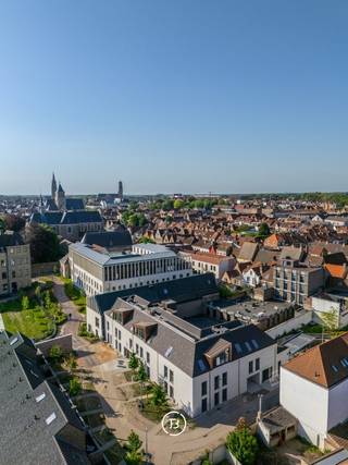 Dit éénslaapkamerappartement van 71 m² biedt een compacte maar complete woonoplossing in het historische Brugge. Met een terras, moderne afwerking en vloerverwarming geniet je hier van hedendaags comfort in een rustige omgeving. Ideaal voor starters of als investering met zorgeloos rendement.<br /><br />Over het project<br />Weylerhof is een kleinschalige residentie die moderne nieuwbouw combineert met comfort, veiligheid en energiezuinigheid. Er is de mogelijkheid om optioneel een ondergrondse garage en/of privatieve berging aan te kopen.<br /><br />Ligging<br />De Ezelstraat bevindt zich op wandelafstand van het hart van Brugge en biedt de perfecte balans tussen stadsleven en rust. Een locatie met karakter, vlotte bereikbaarheid en alle voorzieningen dichtbij.<br /><br />Investeringsopportuniteit<br />Dankzij de compacte indeling en centrale ligging is dit appartement bijzonder interessant voor wie zoekt naar een rendabele investering met lage instapprijs en hoge verhuurwaarde. <br /><br />Link naar de website: https://weylerhof.be/<br />Oplevering voorzien voor het einde van het jaar.