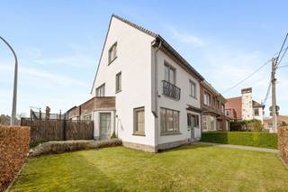 Charmante en instapklare gezinswoning, rustig gelegen in het groene Marke. Een aangename, residentiële omgeving met een vlotte bereikbaarheid naar het stadscentrum van Kortrijk en belangrijke invalswegen. Winkels, scholen en openbaar vervoer bevinden zich op korte afstand, waardoor u geniet van optimaal wooncomfort met alle voorzieningen binnen handbereik. <br />De woning heeft indeling als volgt: inkomhal met gastentoilet en vestiaire, praktische bureauruimte of eventueel gelijkvloerse slaapkamer, gezellige en lichtrijke woonkamer met zit- en eethoek en een volledig uitgeruste keuken met ontbijthoek en aansluitend praktische wasplaats.<br />Op de eerste verdieping bevinden zich twee ruime slaapkamers, waarvan één met aansluitende dressing en badkamer voorzien van toilet, ligbad, douche en een dubbele wastafel met meubel. De tweede verdieping omvat nog twee volwaardige slaapkamers en een tweede badkamer met toilet, douche en wastafel.<br />De woning beschikt bovendien over een overdekt terras, een mooie aangelegde tuin, afzonderlijke garage met oprit, praktische kelder en bergzolder.<br /><br />Troeven: EPC B, zonnepanelen + twee thuisbatterijen, airconditioning voorzien, kwalitatieve afwerking, privatieve parkeermogelijkheden. <br /><br />Meer informatie of een afspraak maken voor het bezoekmoment? Contacteer Imani op het nummer 0478 26 26 36 of stuur een mail naar imani@panorama.immo