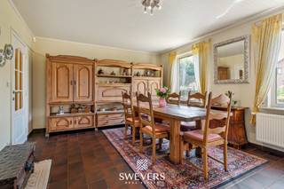 Voor meer info en foto’s, surf naar www.swevers.be<br /> – Deze ruime open bebouwing in een rustige straat in Heusden-Zolder biedt een mooie combinatie van ruimte, privacy en potentieel. Gelegen op een perceel van 10a 29ca en gebouwd in 1979, werd de woning deels gerenoveerd tussen 2005 en 2025. Met een bewoonbare oppervlakte van 228 m² en vijf slaapkamers is dit een ideale gezinswoning waar u enkel nog naar eigen smaak hoeft op te frissen.<br /><br />De inkomhal leidt naar de lichtrijke leefruimte van 34 m² met plaats voor zit- en eetgedeelte. Aansluitend bevindt zich de keuken van 11 m², uitgerust met Miele-toestellen (2016) en eenvoudig open te maken naar de leefruimte. De veranda (2005) zorgt voor extra leefcomfort en een mooi zicht op de tuin.<br /><br />Op de eerste verdieping zijn er drie slaapkamers (13 m², 12 m² en 9 m²) en een badkamer. Daarnaast zijn er nog twee extra kamers (16 m² en 8 m²), ideaal als bureau, hobbyruimte of logeerkamer. De zolder van 40 m² biedt extra opslag en uitbreidingsmogelijkheden.<br /><br />De tuin geniet van een open zicht op landbouwgrond, wat rust en privacy garandeert. Extra troeven zijn het alarmsysteem met buitencamera (2023), manuele rolluiken, hoogrendementsglas (2013) en een recente gasketel (2022). Dankzij de gunstige ligging zijn scholen, openbaar vervoer en snelwegen vlot bereikbaar. Voor meer informatie, bel 011 255 155. Bron bewoonbare oppervlakte: EPC – verslag.