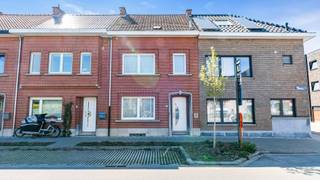 Immo3000 heeft een super toffe starterswoning te koop op een top locatie in Kessel-Lo op een boogscheut van het Provinciaal Domein, het station van Leuven en de Abdij van Vlierbeek.<br /><br />Deze woning vormt de ideale basis voor uw (eerste) renovatie project. Het gebouw geniet van een solide gebouwschil en werd op een aantal vlakken al onder handen genomen. Zo werden de ramen reeds vernieuwd (PVC HR X2), de centrale verwarming aangepast (gas condens) en het dak geïsoleerd.<br /><br />Op het gelijkvloers kom je via de gezellige inkomhal in de leefruimte met vooraan de living en achteraan de eetkamer die doorloopt naar de keuken. Achter de keuken vinden we de wasplaats met toilet en via de veranda kom je in de toffe tuin (met verbinding naar de straat!).<br /><br />Op het 1e verdiep tellen we 2 ruime slaapkamers, een kinderkamer / bureau en een badkamer.<br /><br />Op het 2e verdiep is er ruimte om, mits de nodige aanpassing, nog 2 mooie kamers te creëren.<br />De woning beschikt verder ook nog over een ruime, droge kelder die uiterst geschikt is als berging.<br /><br />Benieuwd hoe u in deze woning uw woondroom kan realiseren? Bel 016 60 3000 en kom een kijkje nemen.