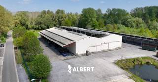 Deze functionele bedrijfshal maakt deel uit van een ruim industrieel terrein van 1,7 hectare, gunstig gelegen op slechts 7,5 km van het centrum...