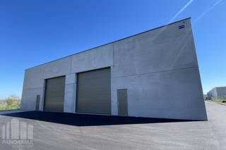 Nieuwbouw KMO-unit van 237 m² en 1 privatieve parkeerplaats te koop in Aartrijke.<br /> <br />De geïsoleerde <strong>casco magazijnruimte</strong> (brandklasse C) is opgebouwd uit een staalconstructie in combinatie met geïsoleerde gladde prebaf betonpanelen met een vrije hoogte van +/- 6 m, toegankelijk via sectionaalpoort (4,50 m B x 4,50 m H) met afzonderlijke toegangsdeur. Verder is de loods voorzien van o.a. een lichtstraat met rookluik, polybetonvloer, een regenwaterput (6.500 L) en een septische put. Aansluitingen van nutsvoorzieningen (water, elektriciteit (40A- 3 fasig 400 V), distributie, telefonie en internet) komen binnen in de unit. De <strong>voorziene oplevering is Q2 - Q3/2026</strong>. <br /><br />De unit maakt deel uit van het nieuwbouw KMO-project "<strong>LAKEBOS</strong>" bestaande uit 8 KMO-units met oppervlakte van +/- 192 m² tot 326 m² (samenvoegbaar tot grotere oppervlaktes) .<br />De dakstructuur laat het toe zonnepanelen te plaatsen (15 kg/m²). Ruime parkeer- en manoeuvreerruimte op de site.<br /><br />Uitermate goed gelegen op amper 450 m van de bedrijvige Aartrijksestraat met vlotte verbinding naar de Torhoutsesteenweg en de op- en afrit 11 Ruddervoorde van de E403.<br /><br />Contacteer <strong>PANORAMA B2B</strong> voor bijkomende (technische) inlichtingen, plannen of een vrijblijvend plaatsbezoek op het nummer <strong>050 300 800.</strong>