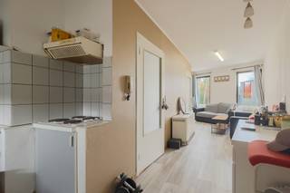 Ben je op zoek naar een compacte woning om volledig naar eigen smaak in te richten, of zoek je een slim investeringspand? Deze woning vlak naast het historische Groot Begijnhof Sint‑Elisabeth biedt enorm veel potentieel! Je woont hier rustig en groen, maar met het station Gent‑Dampoort, winkels en openbaar vervoer op wandelafstand.<br /><br /><strong>De indeling & troeven:</strong>
<ul>
<li>Aparte inkomhal</li>
<li>Gezellige leefruimte met keuken</li>
<li>Badkamer en toilet</li>
<li>1 slaapkamer</li>
<li>Grote troef: Een multifunctionele garage/magazijn (voormalige woonruimte) die eenvoudig kan worden omgevormd tot een extra grote woonkamer, hobbyruimte of opslagplaats.</li>
<li>Voormalige tuin, momenteel ingericht als handige extra berging.</li>
</ul>
<br />Zie jij de mogelijkheden van dit pand? Plan vandaag nog je bezoek! 📞 0465 08 41 48 | ✉️ kubra@ocvastgoed.be<br /><br />Elektriciteit niet- conform <br />EPC: F-label, energiescore 1053 kWh/m2jaar - <strong>renovatieverplichting</strong><br />Bruto vloeroppervlakte: 60 m² - Perceeloppervlakte: 42 m²<br />Het perceel te Gent, afdeling 1, sectie D met perceelnummer 44804D0130/00N004 bevindt zich niet in een risicozone voor overstromingen. P-score D, G-score onbekend. <br />Stedenbouwkundige inlichtingen: woongebieden, Vastgestelde archeologische zone, vergunningen, geen verkavelingsvergunning, geen rechterlijke herstelmaatregel of bestuurlijke maatregel opgelegd, voorkooprecht. <br />Geen risicozone voor overstromingen, P-score A, G-score A