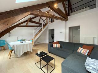 Op een toplocatie in het historische centrum van Gent, tussen het Sint-Annaplein en de Zuid, bevindt zich dit prachtig totaal gerenoveerde dakappartement.<br />Gelegen in een karaktervolle herenwoning combineert deze eigendom authentieke charme met hedendaags wooncomfort.<br />(3de verdieping - geen lift)<br /><br />Het appartement omvat een inkomhal met vestiaire en gastentoilet, een ruime en lichtrijke leefruimte met een volledig ingerichte open keuken, een ruime slaapkamer met aansluitende moderne doucheruimte en een open mezzanine die perfect kan dienen als bureau of hobbyruimte.<br /><br />Algemene info:
<ul>
<li>Privatieve kelderberging;</li>
<li>Centrale verwarming op gas;</li>
<li>EPC: 126 kWh/m² jaar;</li>
<li>Algemene kosten: €50/maand;</li>
<li>Onmiddellijk beschikbaar.</li>
</ul>
Een unieke woonkans op een absolute toplocatie in Gent.<br /><br />Bezoek mogelijk op afspraak met Arcade Vastgoed.